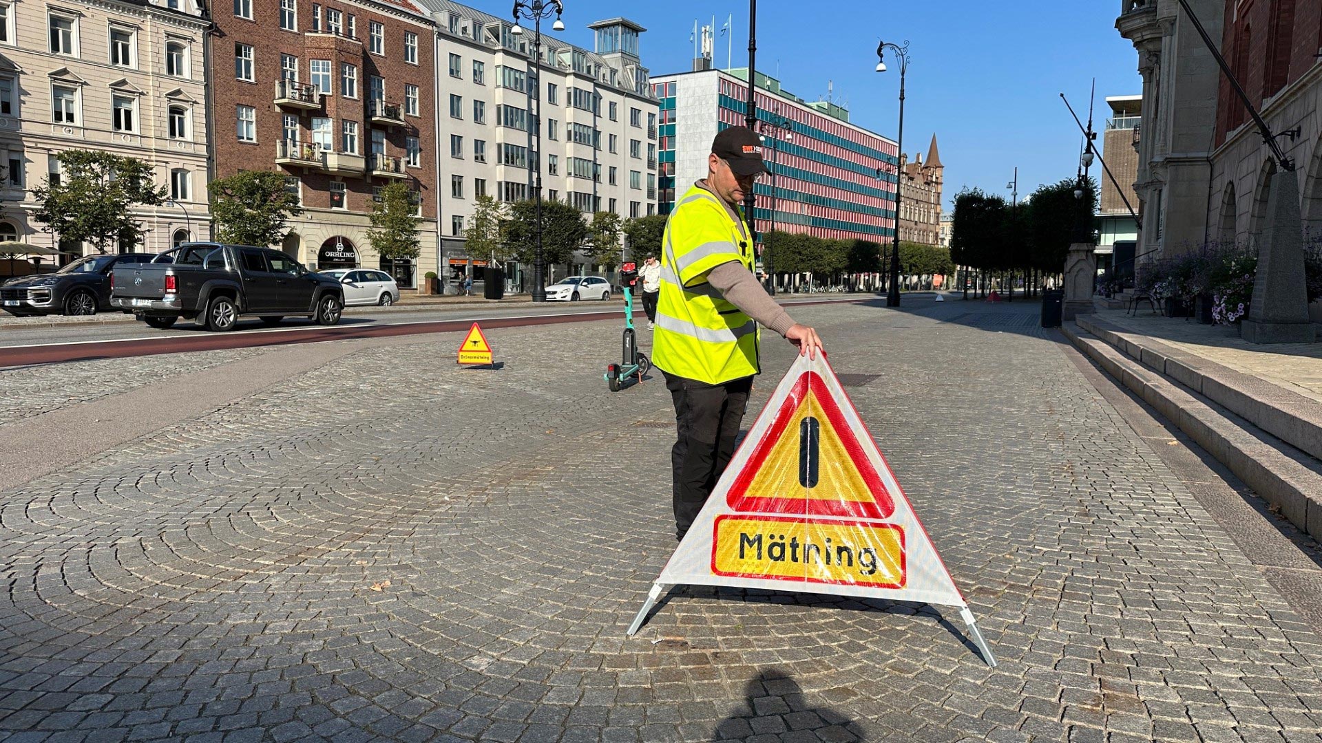 Utsättning, sätter upp en varningsskylt.